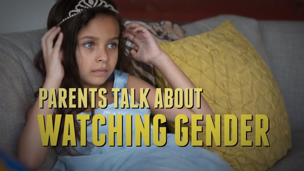 niña vestida de princesa viendo la televisión- estereotipos de género y los medios