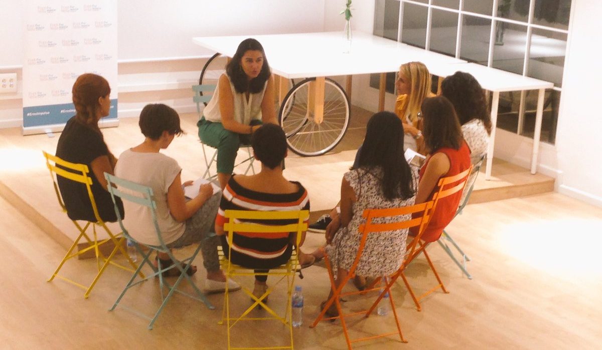 mujeres con el emprendimiento social femenino