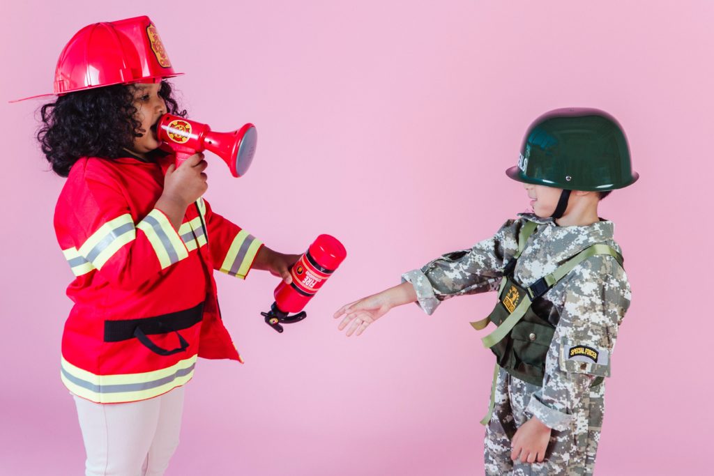 niña bombera y niño soldado